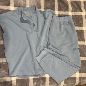 FIGS Scrub Set in Baby Blue
Rafeala Top (M)
Joggers (L)